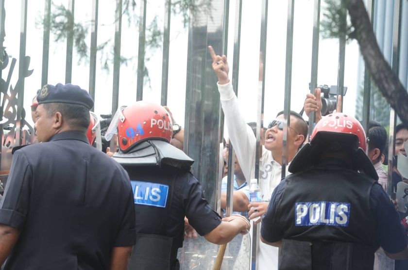 Umno Youth members are seen protesting outside the Selangor state administrative building in Shah Alam November 1, 2016. 