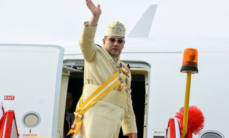 nKOTA BHARU, 13 Dis -- Sultan Kelantan Sultan Muhammad V melambaikan tangan kepada para tetamu di Lapangan Terbang Sultan Ismail Petra, Pengkalan Chepa hari ini.nKeberangkatan baginda menaiki Pesawat Diraja ke Istana Negara bagi istiadat mengangkat sumpah