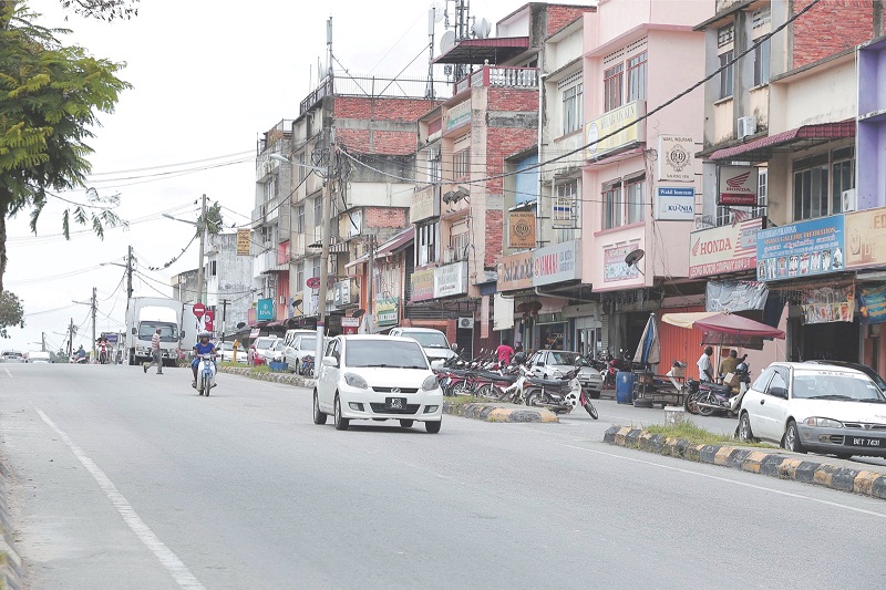 Shoplots at Bestari Jaya where Gang 21 was alleged to run a protection racket. — Picture by Azinuddin Ghazali