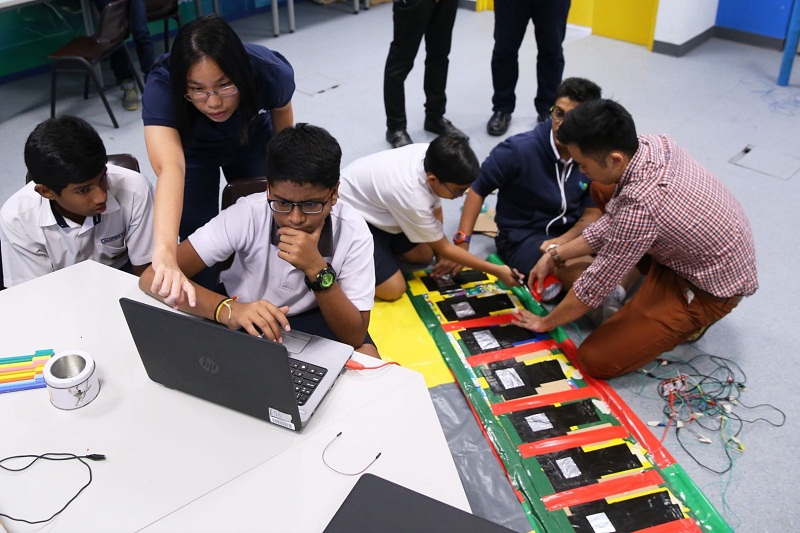 Montfort Secondary School teachers seen guiding students through a project under the Applied Learning Programme on Nov 15, 2016. u00e2u20acu201d Picture by TODAY