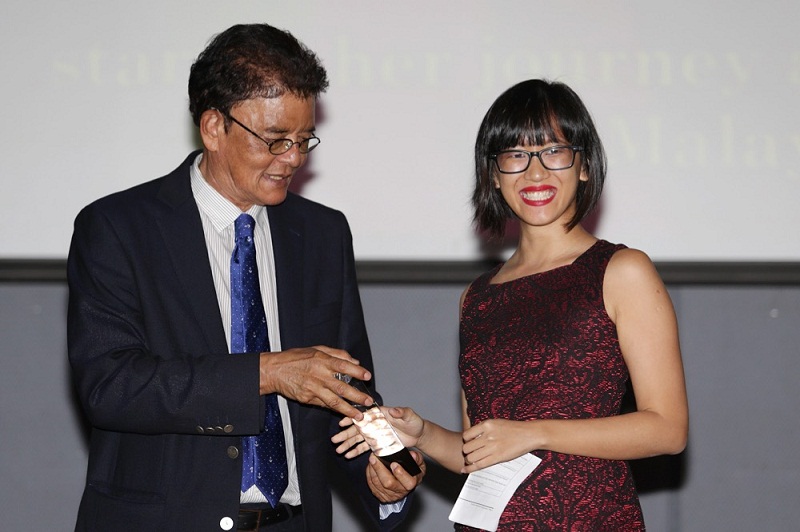 Malay Mail Online assistant news editor Boo Su-Lyn (right) receives her award from Suhakam chief Tan Sri Razali Ismail at the commissionu00e2u20acu2122s 2016 Human Rights Awards ceremony in Kuala Lumpur December 8, 2016. u00e2u20acu201d Picture by Choo Choy May