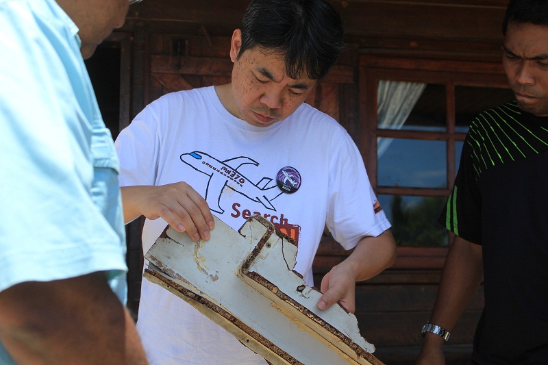 Jiang Hui Be of China examine a debris suspected to be from a Malaysia Airlines Flight MH370 at the Sainte Marie island in the Analanjirofo Region of Madagascar, December 7, 2016. u00e2u20acu201d Reuters pic