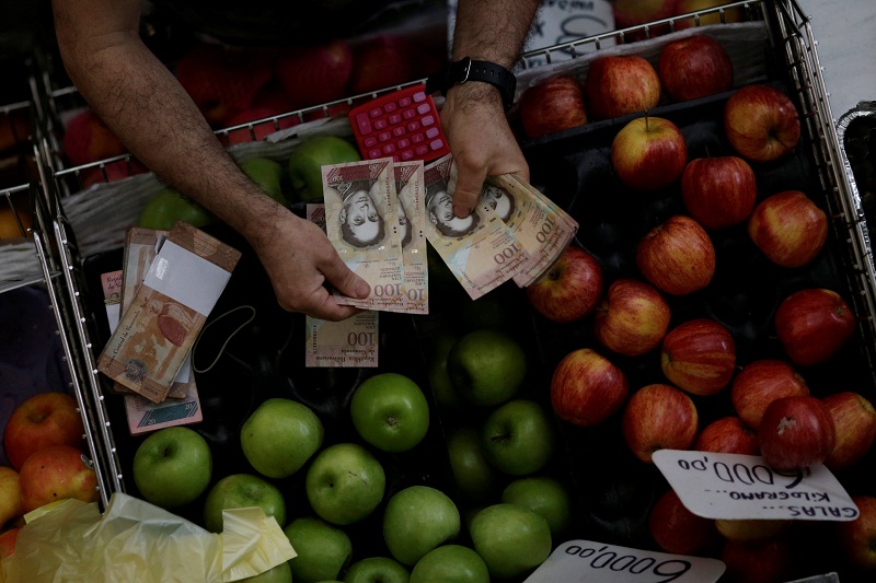 A cashier counts Venezuelan bolivar notes at a market in downtown Caracas, Venezuela. Picture released December 12, 2016. u00e2u20acu201d Reuters pic