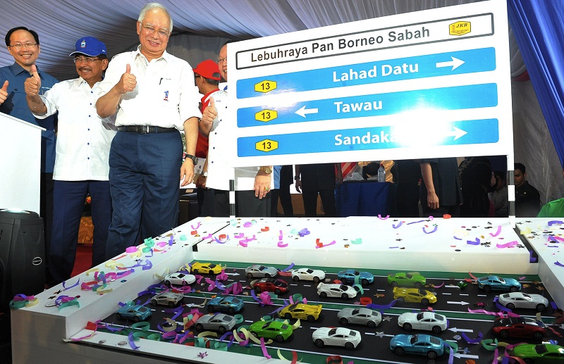 Prime Minister Datuk Seri Najib  Razak launches the Pan Borneo Highway Lahad Datu By-Pass at Sekolah Menengah Kebangsaan Sepagaya in Lahad Datu December 19, 2016. u00e2u20acu201d Bernama pic