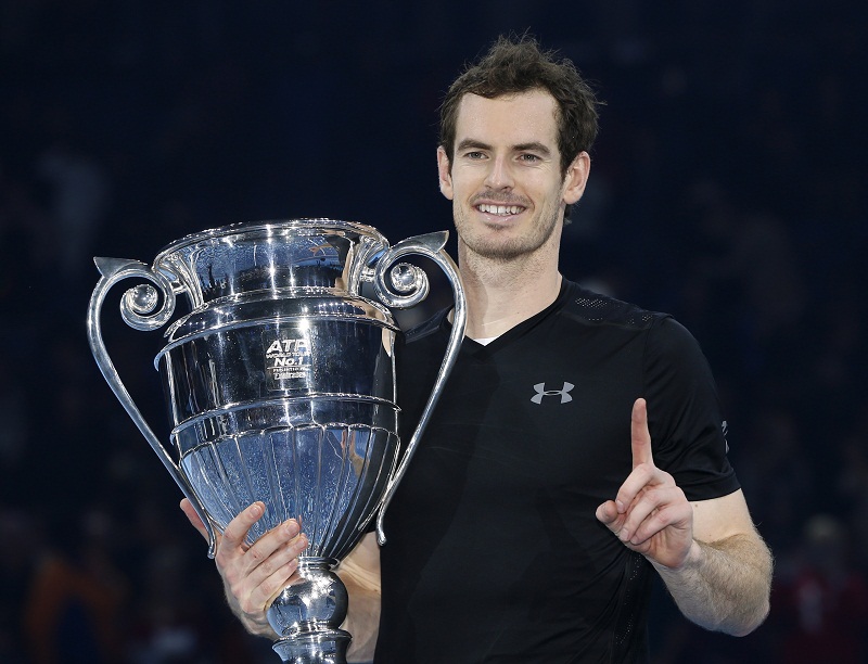 Andy Murray celebrates with the Year-End No. 1 Trophy at the O2 Arena in London November 20, 2016. u00e2u20acu201d Reuters pic