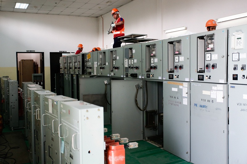 Ishak inspects the arc protection system at the Bukit Badong substation yesterday. u00e2u20acu201d Picture by Ahmad Zamzahuri