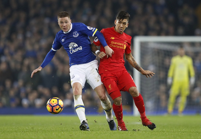 Evertonu00e2u20acu2122s James McCarthy (left) in action with Liverpoolu00e2u20acu2122s Roberto Firmino at Goodison Park December 19, 2016. u00e2u20acu201d Reuters pic