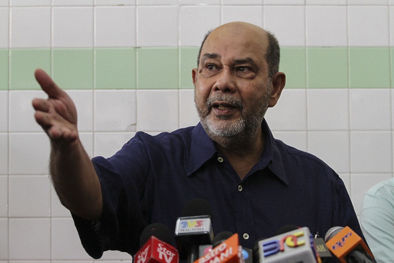 Organisation of Islamic Countries special envoy to Myanmar Tan Sri Syed Hamid Albar speaks during a press conference after distributing aid to the Rohingya community in Taman Selayang, Gombak December 26, 2016. u00e2u20acu201d Picture by Yusof Mat Isa