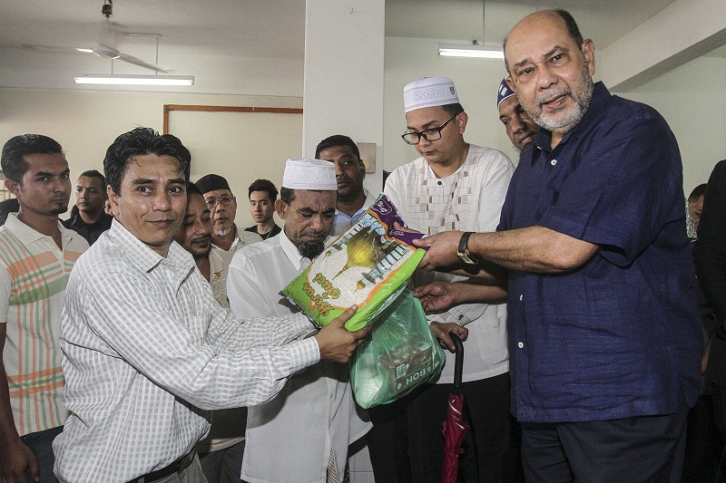 Tan Sri Syed Hamid Albar (right) is pictured distributing aid to the Rohingya community in Taman Selayang, Gombak December 26, 2016.