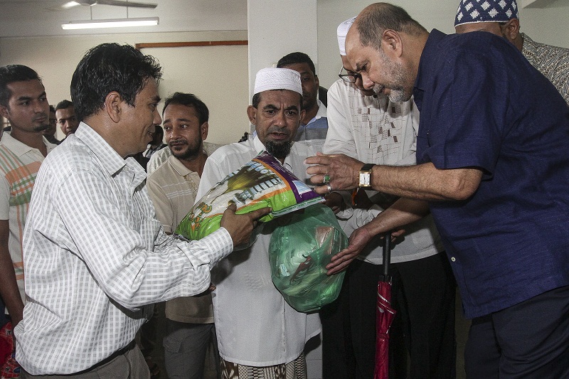 Tan Sri Syed Hamid Albar (right) is pictured distributing aid to the Rohingya community in Taman Selayang, Gombak December 26, 2016. u00e2u20acu201d Picture by Yusof Mat Isa