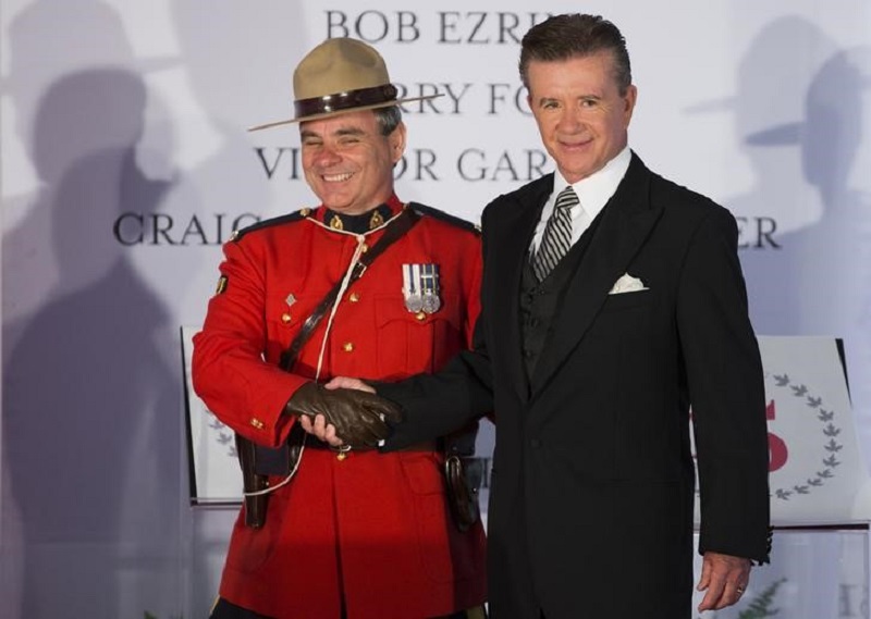 Actor and honouree Alan Thicke shakes hands with a Royal Canadian Mounted Police officer during Canadau00e2u20acu2122s Walk of Fame induction ceremonies in Toronto, September 21, 2013. u00e2u20acu201d Reuters pic