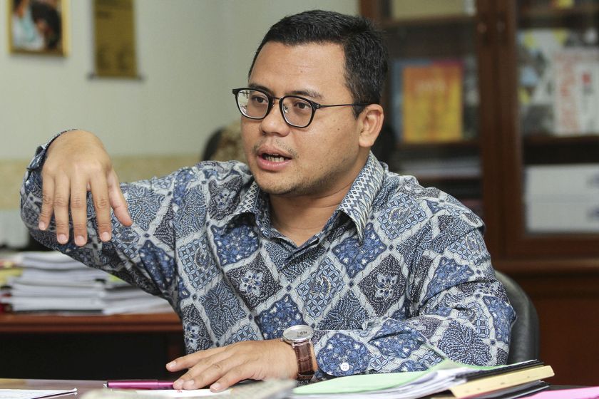 Amirudin Shari said Selangor's Smart Truck programme is still in its pilot phase but hopes all issues faced by food truck operators will be resolved by March 2017. u00e2u20acu201d Picture by Yusof Mat Isa