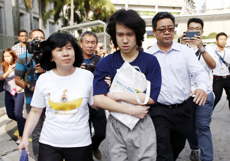 Teen blogger Amos Yee leaves with his parents after his sentencing from the State Court in Singapore July 6, 2015. u00e2u20acu2022 Reuters picnn