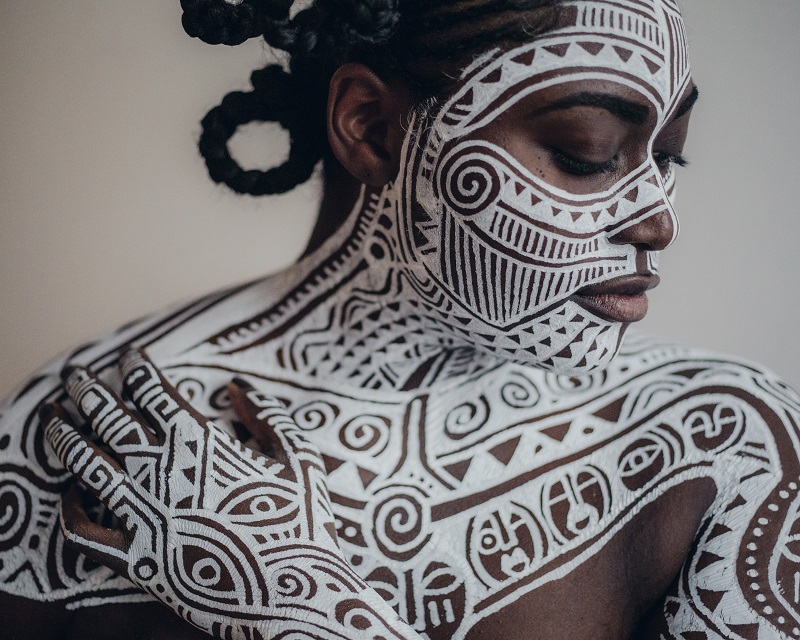 Laolu Senbanjo, a Nigerian-born visual artist and musician, paints Danielle Brooks, an actress, at his studio in New York, November 29, 2016. u00e2u20acu201d Picture by Sasha Arutyunova/The New York Times