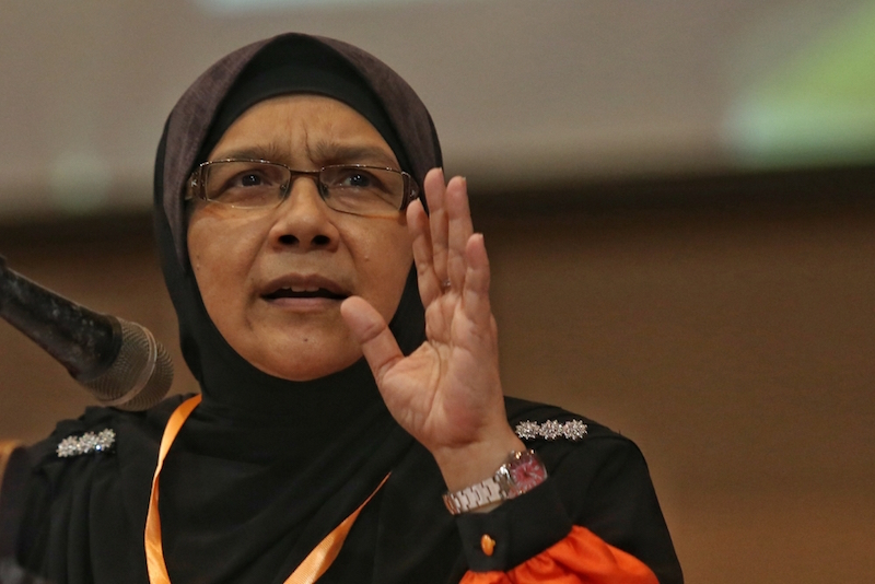 Dr Siti Mariah Mahmud speaks during the Amanah Convention in Shah Alam December 11, 2016. u00e2u20acu201d Picture by Saw Siow Feng