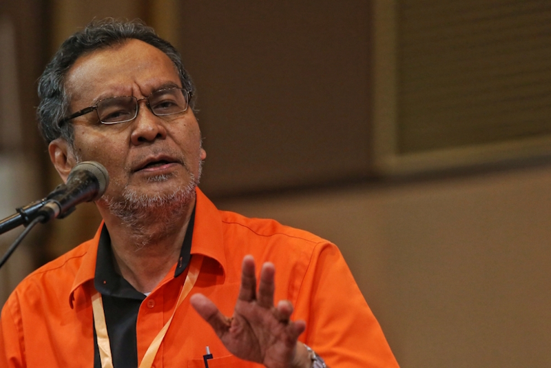 Dzulkefly Ahmad speaks during the Amanah Convention in Shah Alam December 11, 2016. u00e2u20acu201d Picture by Saw Siow Feng