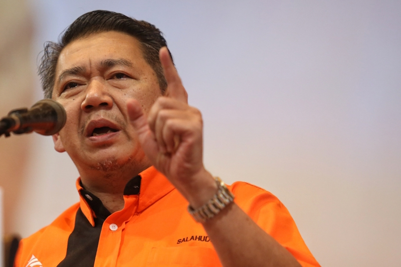Salahuddin Ayub speaks during the Amanah Convention in Shah Alam December 11, 2016. u00e2u20acu201d Picture by Saw Siow Feng
