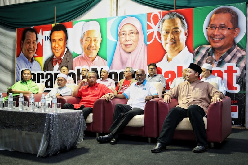 Tuan Ibrahim Tuan Man and Tan Sri Muhyiddin Yassin attend the PAS Ceramah Mega Rakyat at Tapak pasar malam in Paya Jaras December 12, 2016. u00e2u20acu201d Picture by Saw Siow Feng