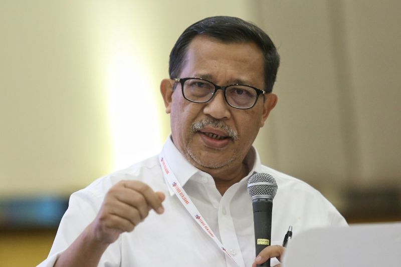 DAP Pahang Bukit Koman Branchu00e2u20acu2122s Datuk Ariff Sabri speaking at the DAP National Conference 2016 in Shah Alam, December 4, 2016. u00e2u20acu201d Picture by Saw Siow Feng