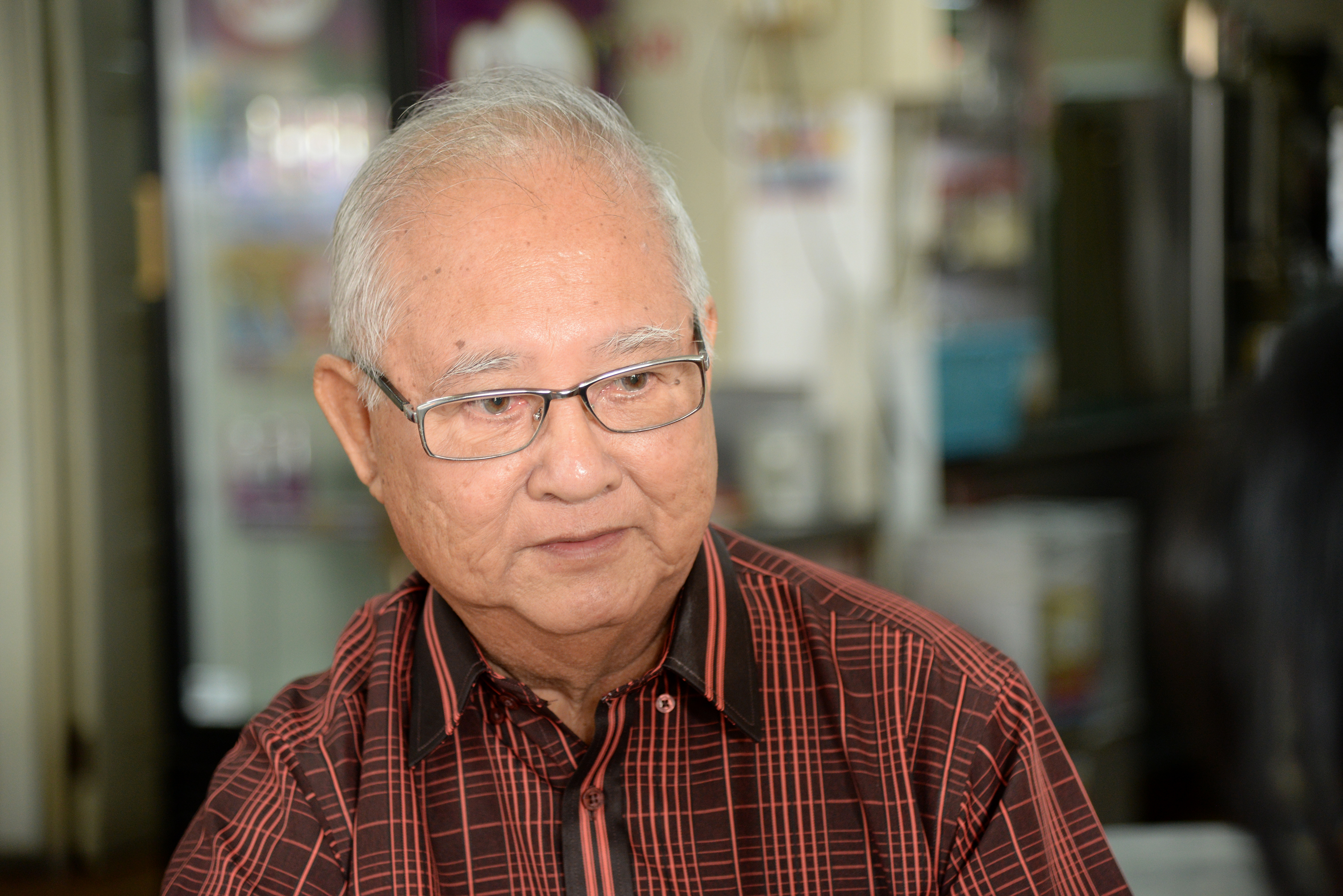 Former councillor Kho Hai Ming is the one to organise the stalls and shift them into a proper shelter and location along the main road. — Picture by K.E.Ooi
