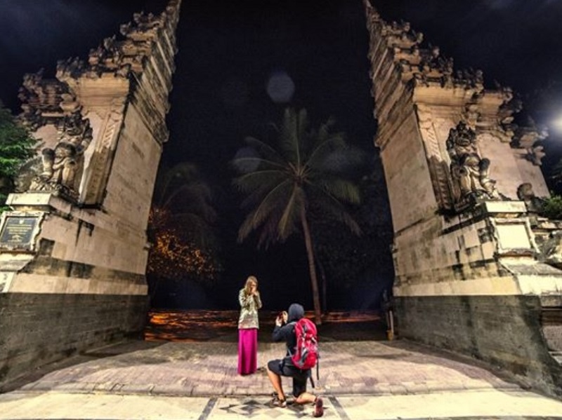 Keow Wee Loong shared this image of him officially proposing to his fiancée in Bali on his Facebook page. 