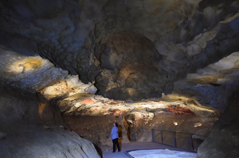 A person visits a true-to-life replica of the renowned Lascauxu00e2u20acu2122s Stone Age cave with its Palaeolithic paintings, in Montignac, southwestern France, November 28, 2016. u00e2u20acu201d AFP pic
