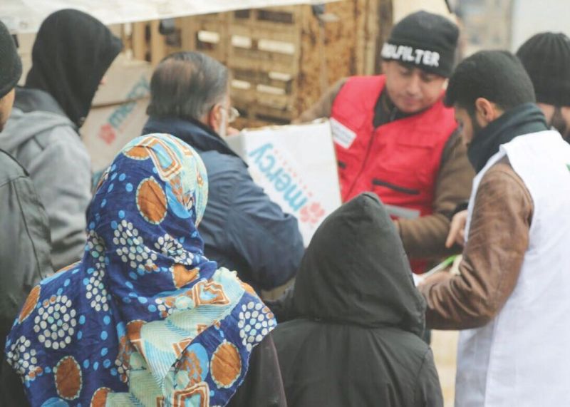Mercy Malaysia’s partner distributing 1,000 packets of ‘ready-to-eat’ food items to women and elderly in IDP camps near Aleppo, Syria.