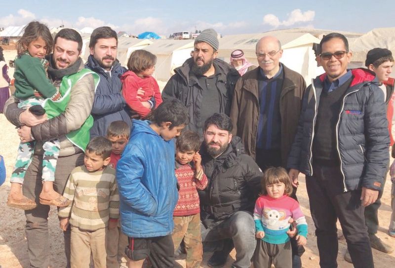 Norazam Ab Samah (right) at the IDP Camp in Idlib, Syria where 5,000 Syrian families, including those from Aleppo, were seeking refuge.