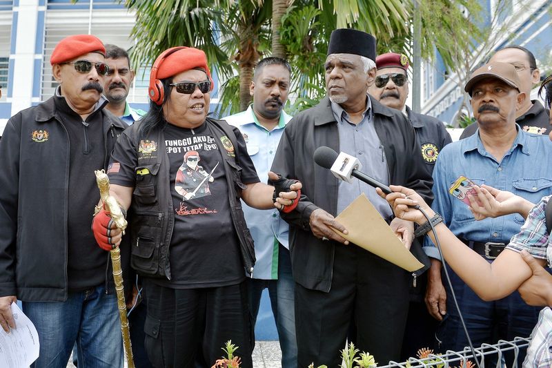 MJMM president Abdul Rani Kulup Abdullah (second left) answers questions from the media after making a police report on the legality of the halal status of Toblerone and Daim chocolate products, at Dang Wangi police station, December 28, 2016. u00e2u20acu201d Bernama