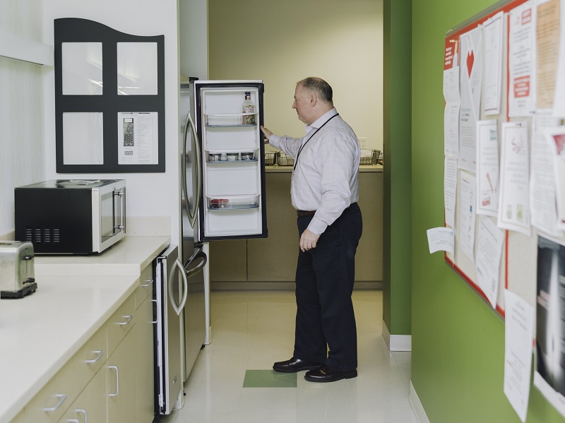 Eric Scarmardo, who with the help of an obesity specialist discovered that rigorous calorie-counting was key to maintaining his weight loss, unpacks groceries at his office in Chicago, December 8, 2016. u00e2u20acu201d Picture by Whitten Sabbatini/The New York Times