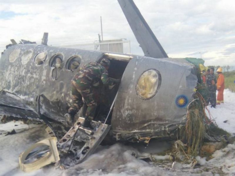 Pesawat TUDM jenis jenis Beechcraft King Air 200T dilaporkan terbabas sebelum terbakar di pangkalan TUDM Butterworth petang ini. u00e2u20acu201d Foto ihsan Facebook/Info Kemalangan & Bencana Malaysia 