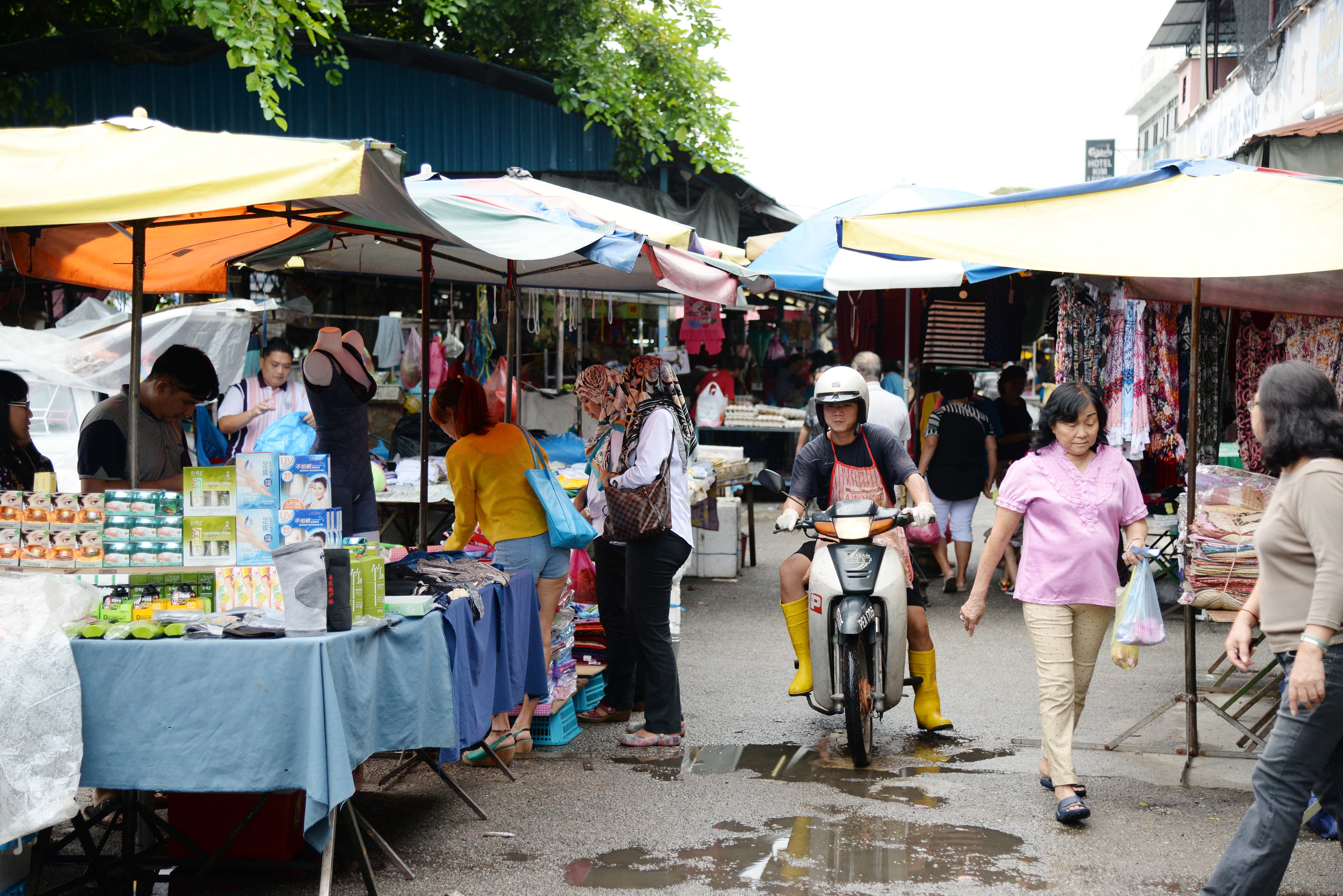 The number of stalls in the market continues to increase, spilling out onto the road. — Picture by K.E.Ooi