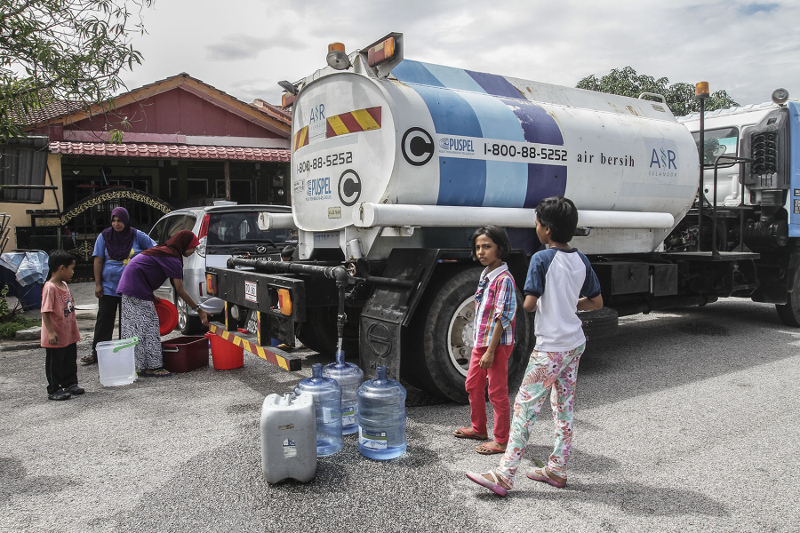 Residents of Bandar Baru Sultan Suleiman collect water from Syabas tank truck in Port Klang December 21, 2016. u00e2u20acu201d Picture by Yusof Mat Isa