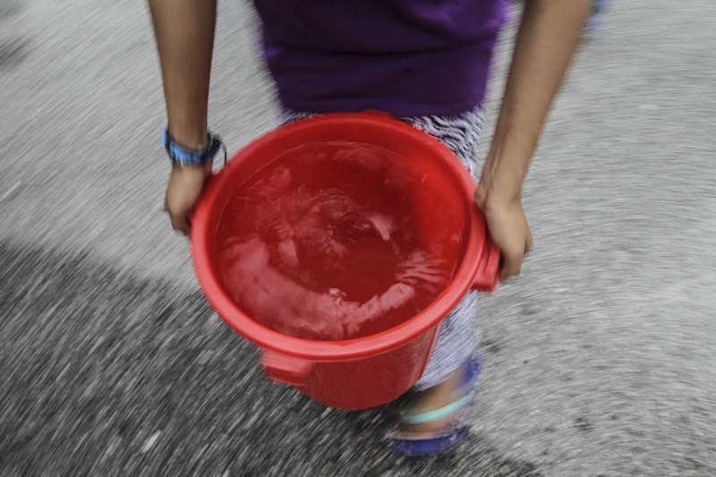A resident of Bandar Baru Sultan Suleiman collects water from Syabas tank truck in Port Klang December 21, 2016. u00e2u20acu201d Picture by Yusof Mat Isa