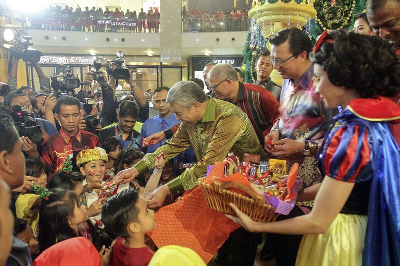 Deputy Prime Minister Datuk Seri Dr Ahmad Zahid Hamidi hands out gifts during a Tourism Malaysia event in conjunction with Christmas at the Pavilion shopping mall in Kuala Lumpur December 28, 2016. u00e2u20acu201d Picture by Yusuf Mat Isa
