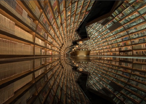 An inside view of the Zhongshuge Bookstore in Hangzhou, China as share by Twitter user @The Retail Bee.