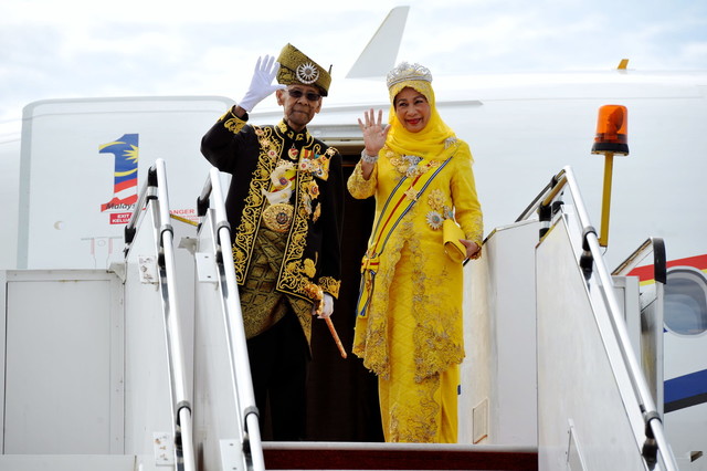 Yang di-Pertuan Agong Tuanku Abdul Halim Mu'adzam Shah dan Raja Permaisuri Agong Tuanku Hajah Haminah melambaikan tangan sebelum berangkat pulang menaiki sebuah pesawat khas di KLIA hari ini. u00e2u20acu201du00c2u00a0Foto Bernaman