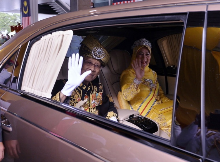 Yang di-Pertuan Agong Tuanku Abdul Halim Mu'adzam Shah dan Raja Permaisuri Agong Tuanku Hajah Haminah berkenan melambaikan tangan selepas Istiadat Keberangkatan Balik di Parlimen, 12  Dis, 2016. u00e2u20acu2022 Foto Bernama