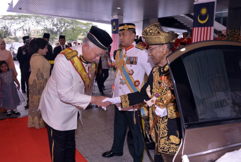 Yang di-Pertuan Agong Tuanku Abdul Halim Mu'adzam Shah dan Raja Permaisuri Agong Tuanku Hajah Haminah di sambut Perdana Menteri Datuk Seri Najib Tun Razak ketika tiba di Parlimen Dis 12, 2016. u00e2u20acu2022 Foto Bernama