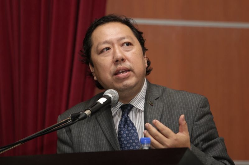 Andrew Khoo speaks at the Suhakam forum in conjunction with World Human Rights Day, Kuala Lumpur December 8, 2016. ― Picture by Choo Choy May