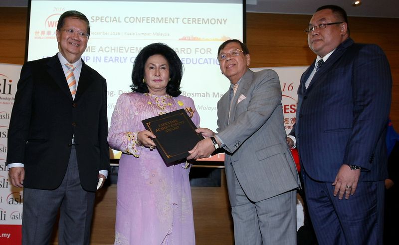 Datin Seri Rosmah Mansor menerima Anugerah Pencapaian Sepanjang Hayat dalam Pendidikan Awal Kanak-kanak oleh WCES dalam satu majlis hari ini. u00e2u20acu201d Foto Bernama