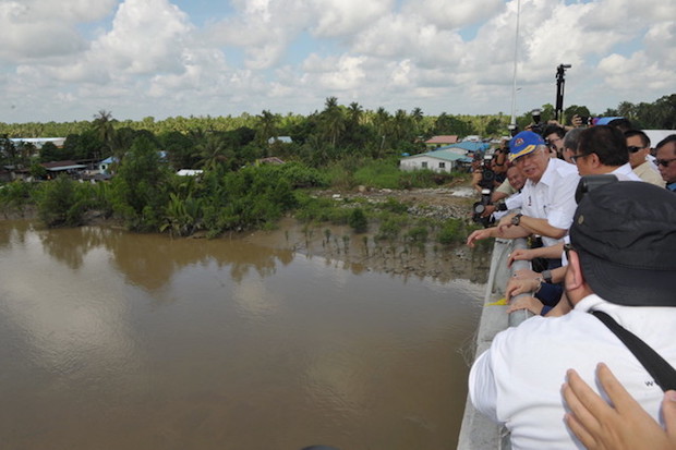 Prime Minister Datuk Seri Najib Razak visits Batang Sadong Bridge in Sadong Jaya December 18, 2016. u00e2u20acu201d Bernama pic