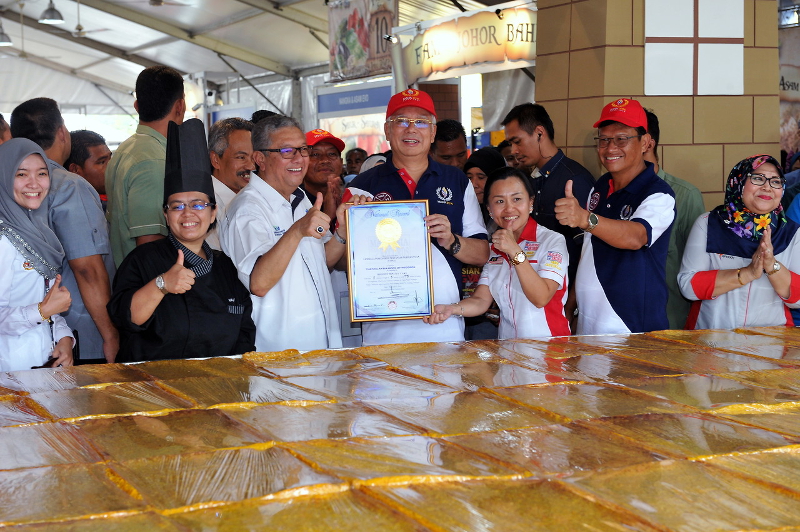 Prime Minister Datuk Seri Najib Razak (4th right) with Fama chairman Tan Sri Badruddin Amiruldin and Datuk Seri Ahmad Shabery Cheek at the biggest corn u00e2u20acu02dcbingkau00e2u20acu2122 (cake) exhibition at Maha 2016 in Serdang December 4, 2016. u00e2u20acu201d Bernama pic