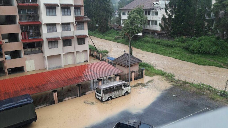 Cameron Highlands saw flooding in several areas due to a continuous downpour. u00e2u20acu201d Picture via Facebook.com/PolisDaerahCameronHighlands