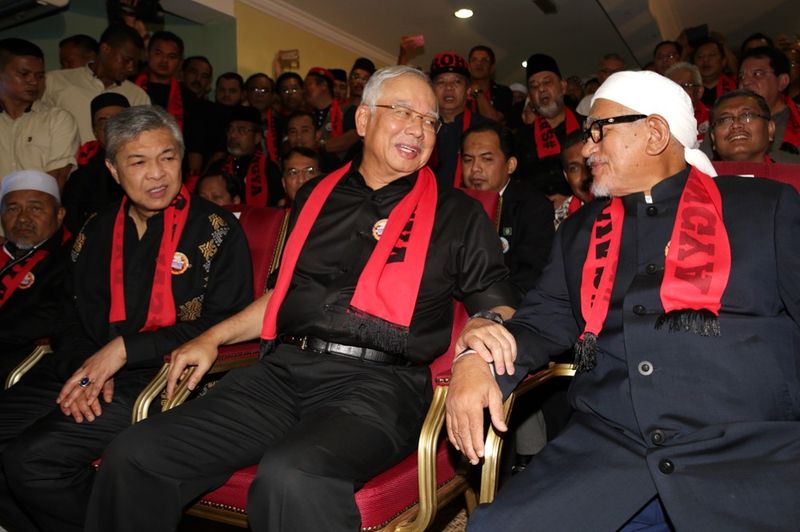 Prime Minister Datuk Seri Najib Razak speaking to PAS president Datuk Seri Abdul Hadi Awang during the 'Solidarity for Rohingya' gathering outside the Titiwangsa Stadium, December 4, 2016. u00e2u20acu201d Picture by Choo Choy May