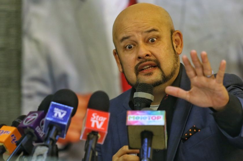 Comedian Harith Iskander speaks to members of the media during a press conference at the Kuala Lumpur International Airport on December 14, 2016. u00e2u20acu2022 Picture by Saw Siow Feng