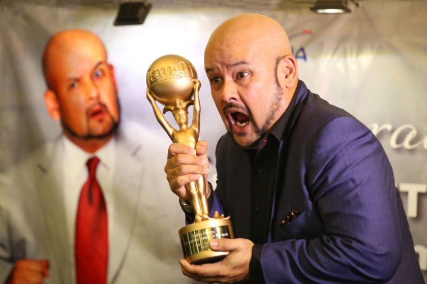 Comedian Harith Iskander poses with his Funniest Person in The World trophy during a press conference at the Kuala Lumpur International Airport on December 14, 2016. u00e2u20acu2022 Picture by Saw Siow Feng