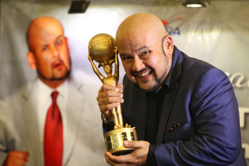 Comedian Harith Iskander poses with his Funniest Person in The World trophy during a press conference at the Kuala Lumpur International Airport on December 14, 2016. u00e2u20acu2022 Picture by Saw Siow Feng