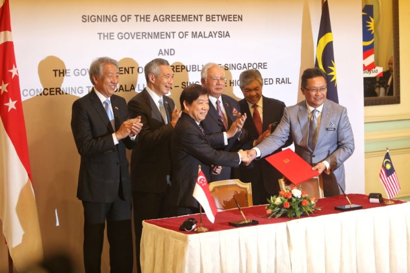 Datuk Seri Najib Razak and Singapore Prime Minister Lee Hsien Loong witness the signing of Kuala Lumpur-Singapore High Speed Rail (HSR) agreement in Kuala Lumpur, December 13, 2016. u00e2u20acu2022 Picture by Saw Siow Fengn