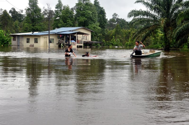 Children take the opportunity to play in floodwaters after their homes were flooded due to the overflowing Sungai Kampung Padang Kamunting, December 26, 2016, in Kemaman, Terengganu. u00e2u20acu201d Bernama pic